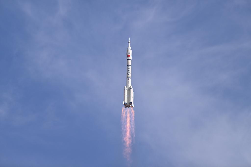 新华全媒+｜神舟二十号载人飞船发射成功