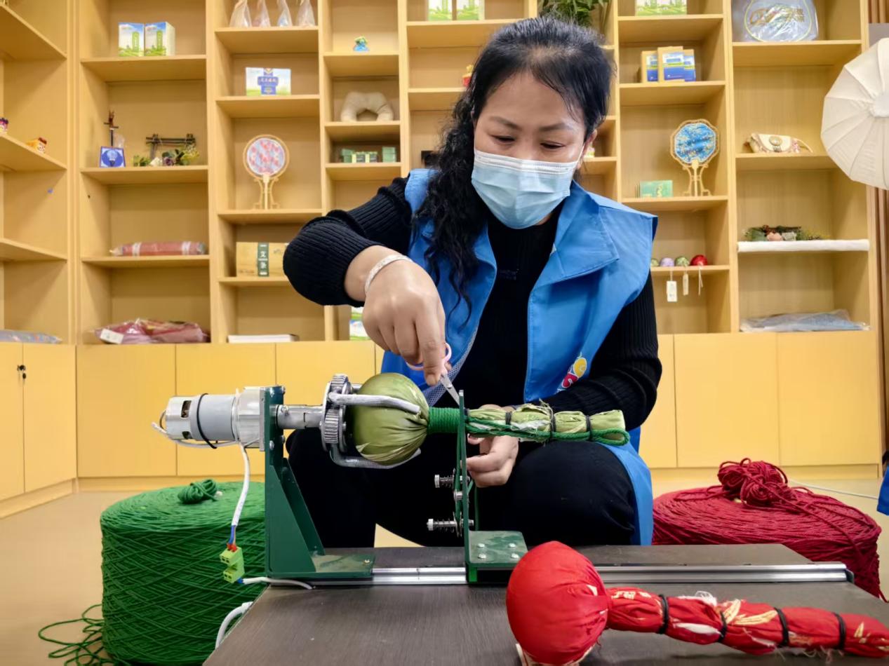 内蒙古鄂尔多斯：艾草进社区 就业“家门口”