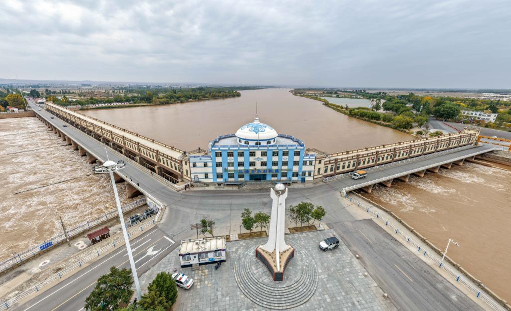 内蒙古巴彦淖尔：河套灌区开始进行大面积秋浇