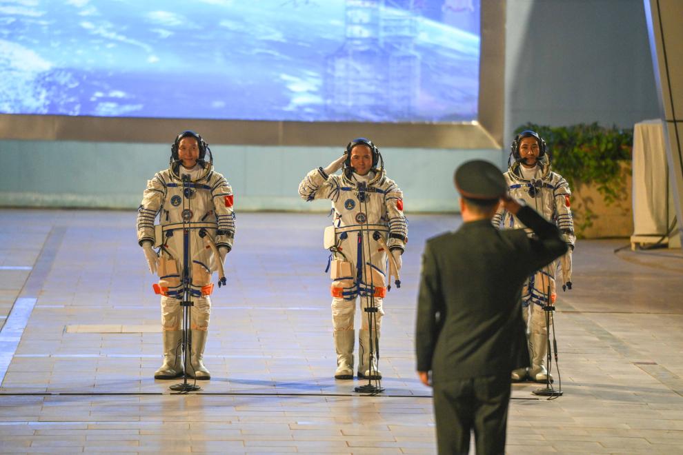 神舟二十一号航天员乘组出征仪式在酒泉卫星发射中心举行