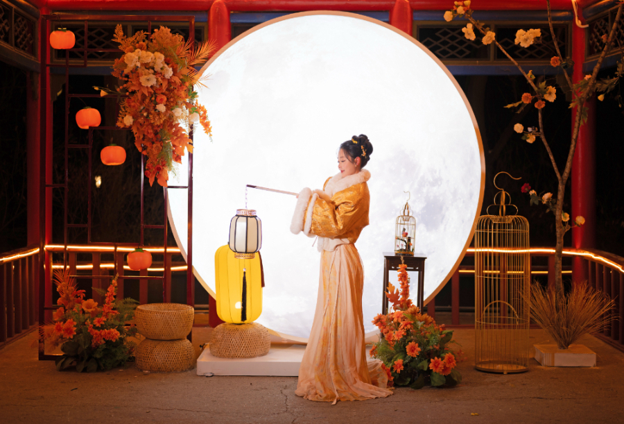 内蒙古扎兰屯：新年灯会打造沉浸式冰雪奇境