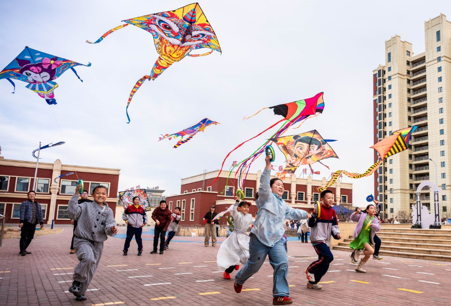 呼和浩特：鸢飞千载韵 童绘万象春