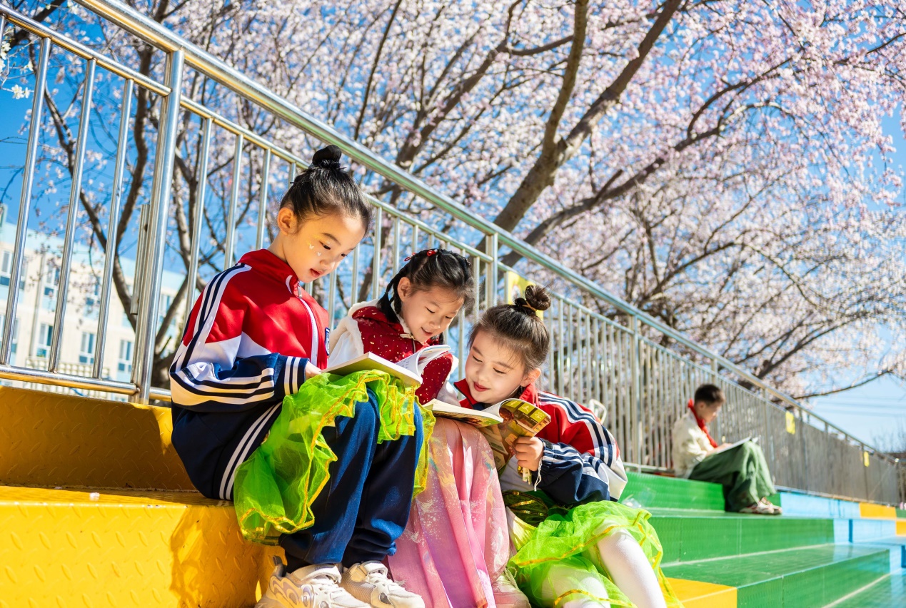 呼和浩特：春风十里映笑靥 书香满园润童心