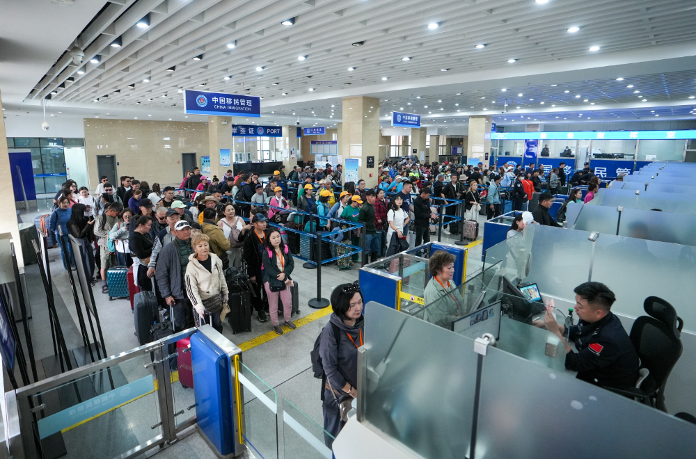 二连浩特口岸今年出入境人员突破100万人次