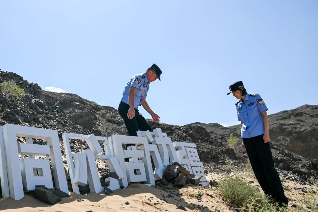 图片故事丨扎根大漠戈壁的“夫妻警务室”