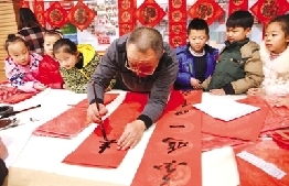 鄂尔多斯市图书馆举行&ldquo;书香迎春 文化惠民&rdquo;送春联活动