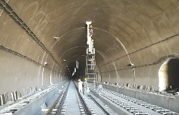 呼准鄂铁路敖包梁隧道正在进行扫尾工程